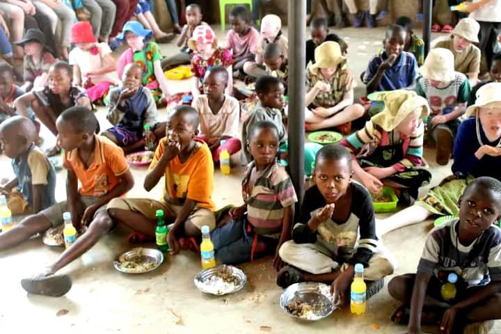 Niños compartiendo una comida en el comedor comunitario